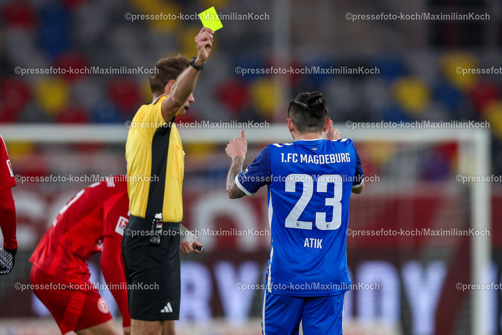 Due20122401100 | 20.12.2024, Fußball, Fortuna Düsseldorf - 1. FC Magdeburg, 2. Bundesliga, Merkur Spiel-Arena, Saison 2024 2025: Gelbe Karte Baris Atik (1.FC Magdeburg #23)DFB regulations prohibit any use of photographs as image sequences and or quasi-video.