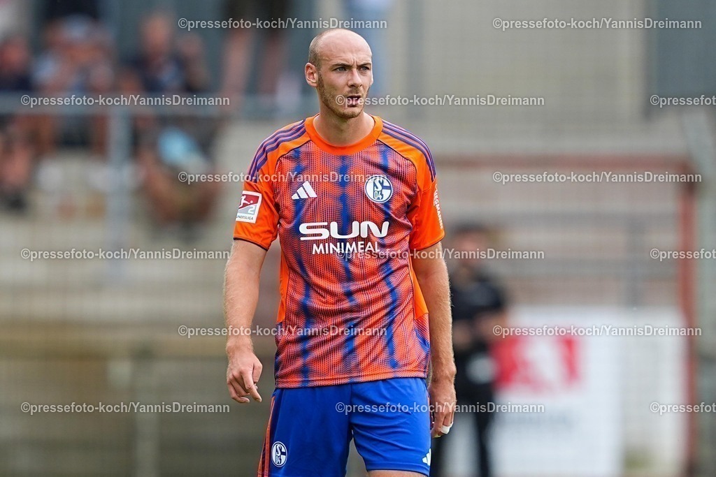 xYDR20072501099 | 20.07.2025, xydrx, Fußball, Rot Weiss Ahlen - FC Schalke 04, Testspiel, Wersestadion: Henning Matriciani (FC Schalke 04 #41)