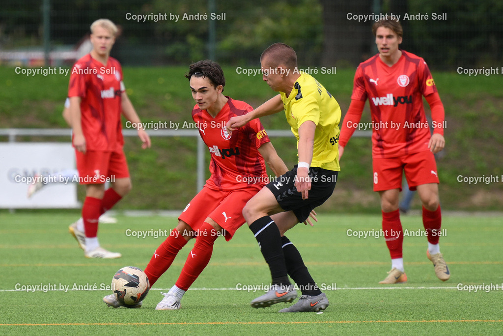 FC Kilia Kiel vs SV Eichede | Tino Klein (Kilia #19) vs Vladyslav Shkuropatov (Eichede #2) / Fußball-Oberliga Männer 2026/2027 / FC Kilia Kiel vs SV Eichede / Kilia Sportplatz / Kiel / 12.09.26 - Realisiert mit Pictrs.com
