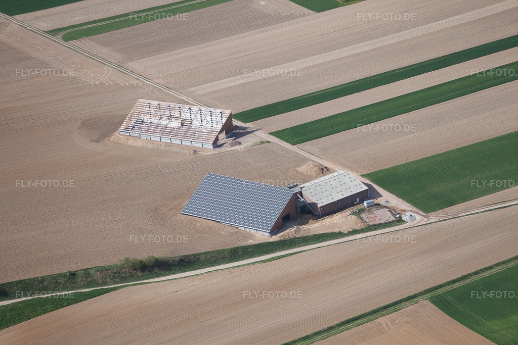 Luftbild: Große PV-Solaranlage auf zwei Scheunendächern in Schleithal im Bundesland Bas-Rhin in Frankreich. – Foto: IMG_39436.jpg vom 10.04.2011 durch Werner Riehm/FLY-FOTO.de – Auflösung des Originals: 4752 x 3168 px