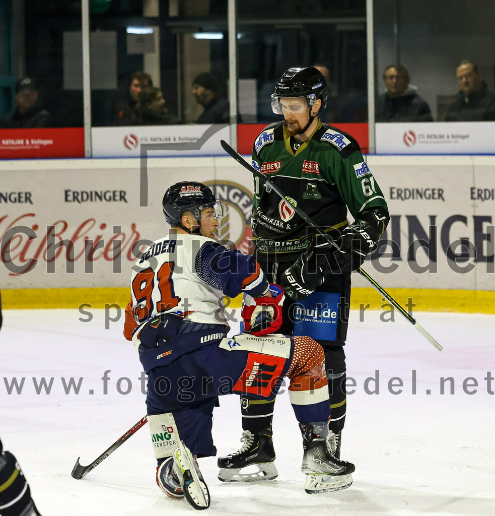 2023-03-03_087_TSV_Erding_gegen_ESC_Kempten | Erding, Deutschland, 03.03.2023:
Eishockey, Bayernliga Playoffs 2022 / 2023, Viertelfinale, TSV Erding gegen ESC Kempten, Endergebnis: 9:3

Mauro Seider (ESC Kempten, #91), Roni Rukajärvi (Erding Gladiators, #61)

Foto: Christian Riedel / fotografie-riedel.net