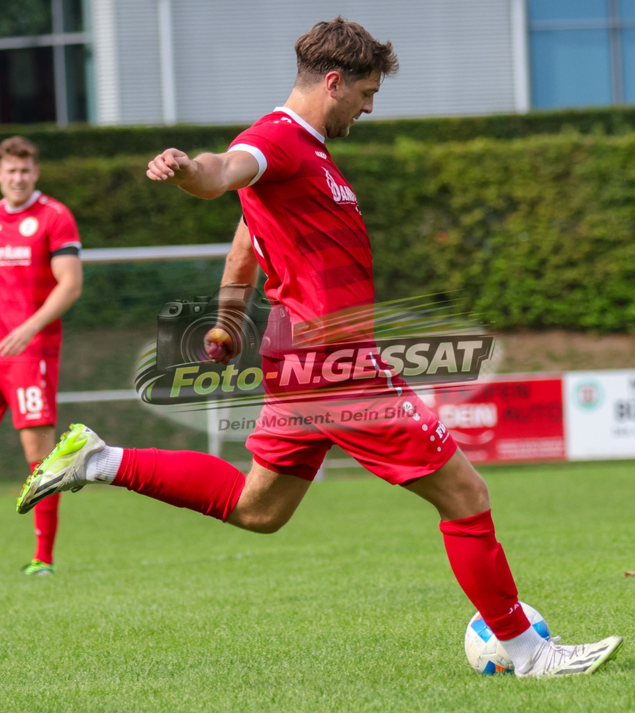 Bünder SV - VfL Holsen | Auf dem Bild zu sehen: rot Bünder SV: Marvin Henseler Bünder SV, VfL Holsen, Saison 26/27, Kreisliga A, Bünde, Deutschland - Realisiert mit Pictrs.com