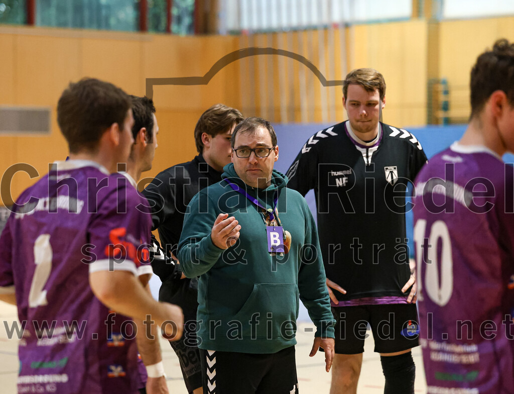 2024-09-21_046_SpVgg_Altenerding_gegen_TSV_1861_Mainburg | Erding, Deutschland, 21.09.2024:Handball, Bezirksoberliga Männer 2024 / 2025, 1. Spieltag, SpVgg Altenerding gegen TSV 1861 Mainburg, Endergebnis: 36:20Trainer Simon Klawe (SpVgg Altenerding)Foto: Christian Riedel / fotografie-riedel.net