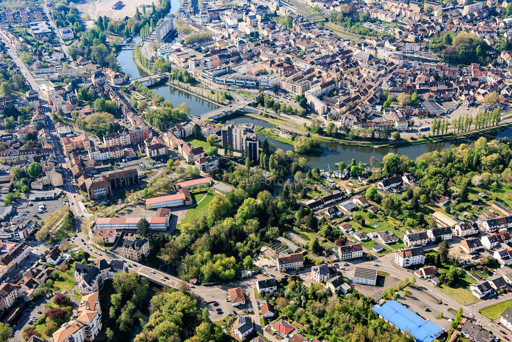Aerial view: City overview from the north showing bridges over the Saar in the district Blies Sud in Saargemünd in the state Moselle, France. – Photo: IMG_154546.jpg taken on 04/18/2026 by Werner Riehm/FLY-FOTO.com – Resolution of the original: 5516 x 3677 px