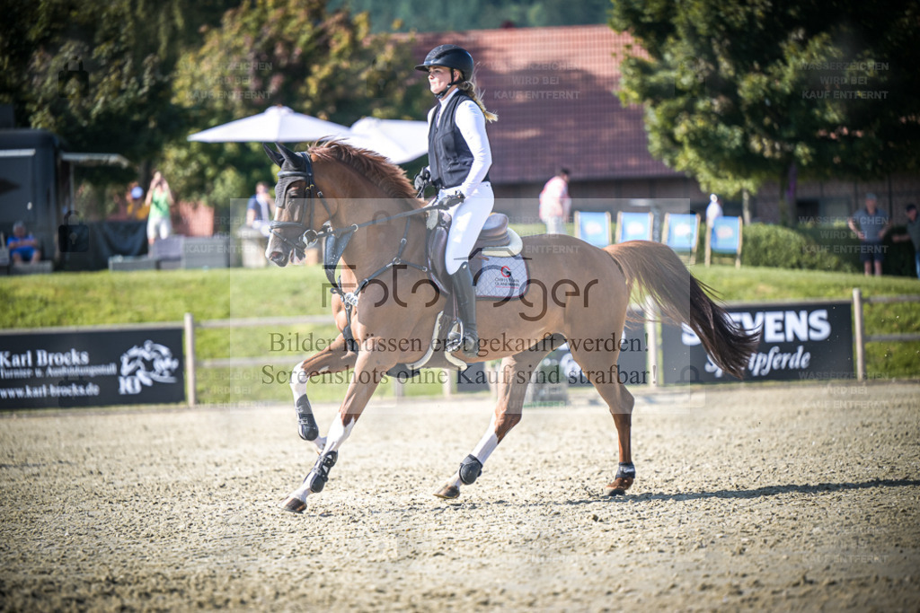 DOS_0574A | Entdecke hochwertige Reitturnierfotos von Foto Oger. Professionell, emotional und authentisch – jetzt Lieblingsmomente im Shop bestellen. - Realisiert mit Pictrs.com