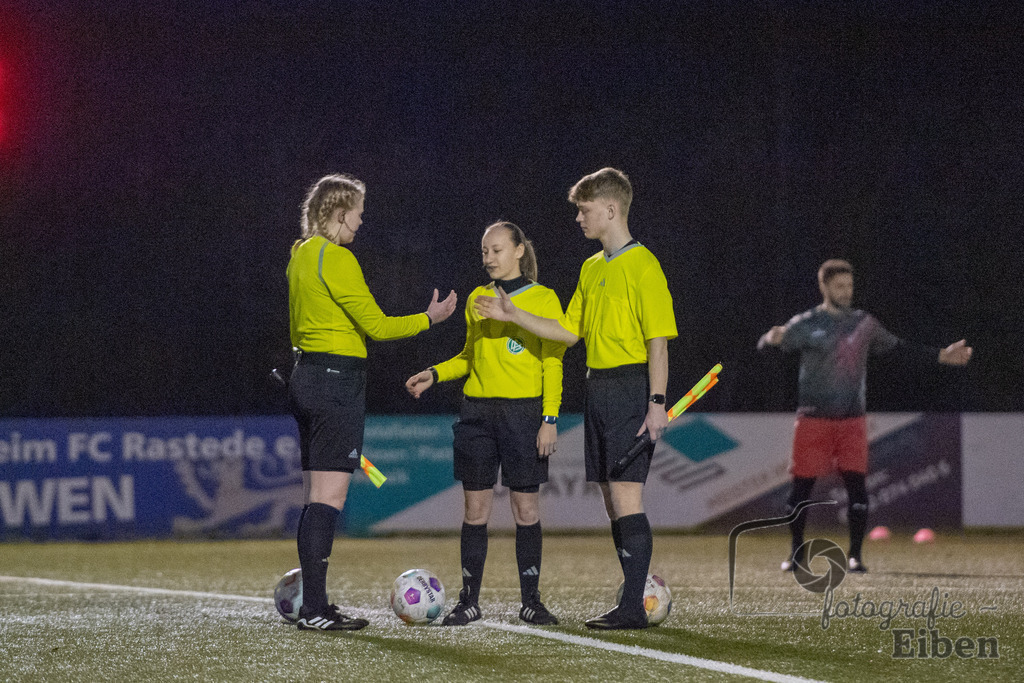 FC Rastede-FC Hude | Herren Bezirksliga; FC Rastede (blau)-FC Hude (grau) am 27.03.2024; in Rastede (Sportanlage Köttersweg), Photo: Philip Eiben 2024 - Realisiert mit Pictrs.com