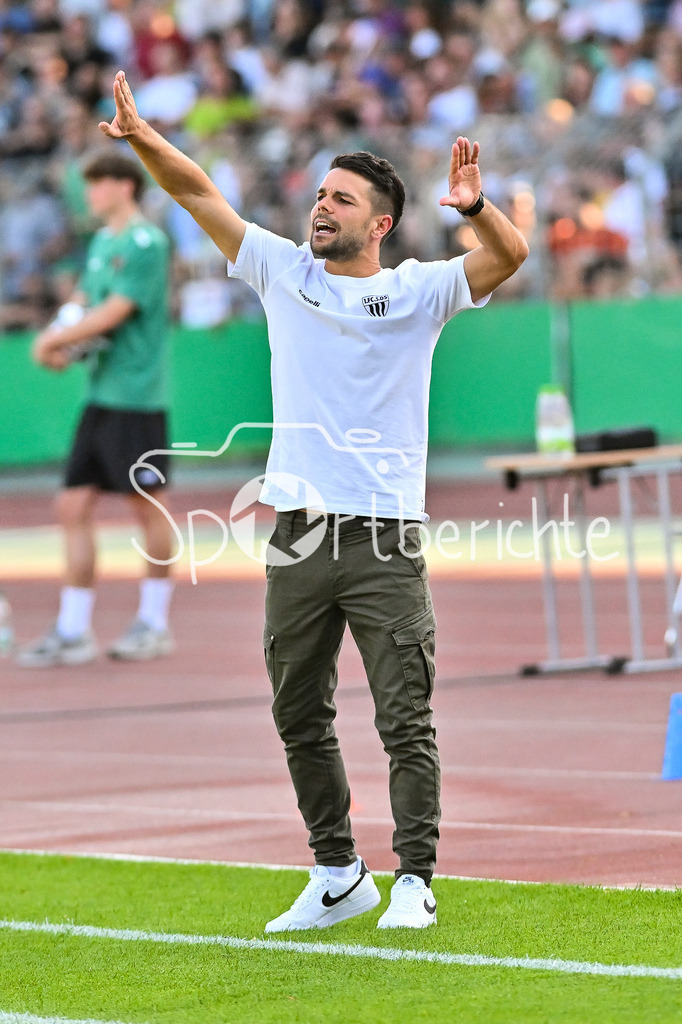 1. FC Schweinfurt 05 - Fortuna Düsseldorf | im Bild  Victor KLEINHENZ Trainer FC Schweinfurt 05 in Aktion / Einzelfoto / Freisteller / DFB-Pokal: 1. FC Schweinfurt 05 - Fortuna Düsseldorf; Riedel-Bau Arena am 18.08.2025