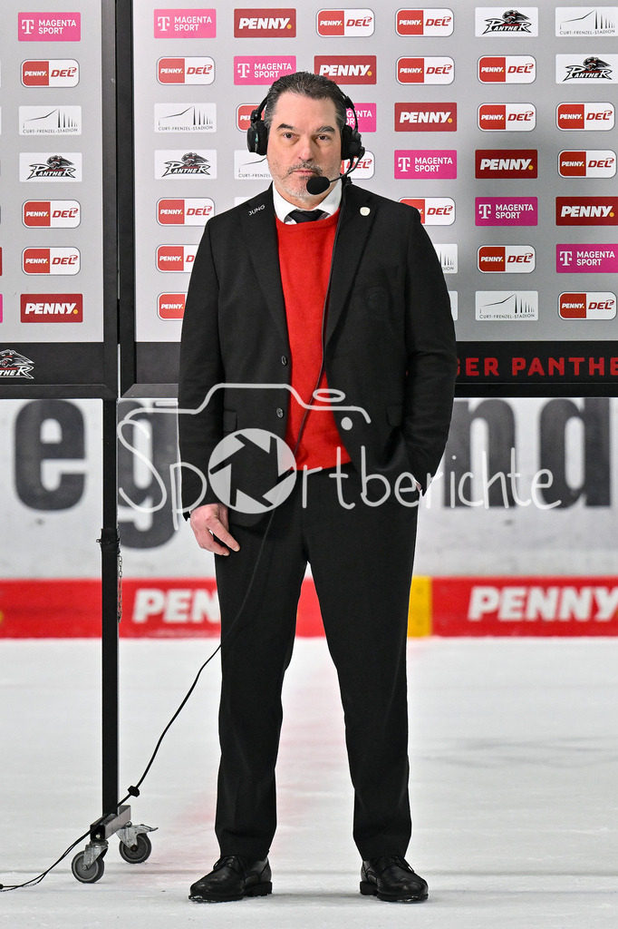 Augsburger Panther - Fischtown Pinguins | Im Bild Larry MITCHELL Headcoach Augsburger Panther beim Interview von MagentaSport nach der Partie gegen Bremerhaven / DEL: Augsburger Panther - Fischtown Pinguins, Curt Frenzel Stadion am 08.01.2025