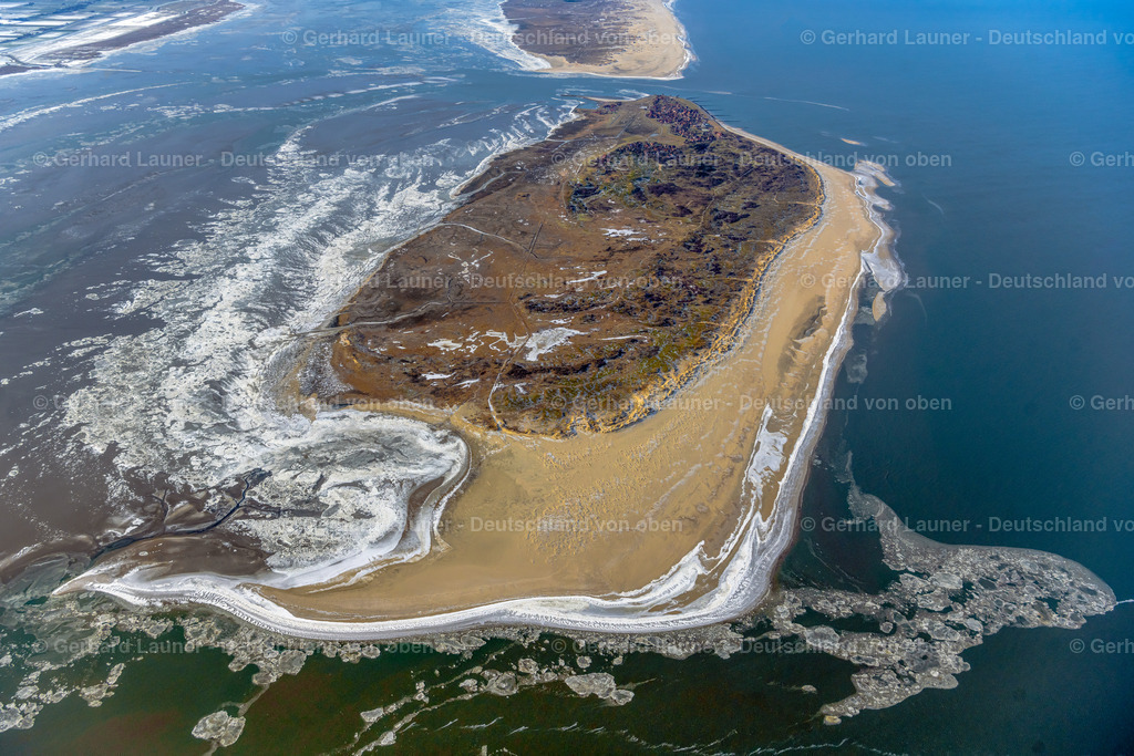 4044314 | BALTRUM 14.02.2021 Eisschollenstücke einer Treibeis- Schicht auf der Wasseroberfläche vor der Nordsee- Insel Baltrum im Bundesland Niedersachsen, Deutschland. Weiterführende Informationen bei: Nordseeheilbad Insel Baltrum. // I