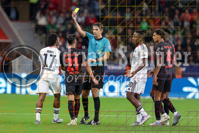 Bayer 04 Leverkusen vs Eintracht Frankfurt - Bundesliga  | Leverkusen, Deutschland, 12.09.25:   Elye Wahi (Eintracht Frankfurt) und Lucas Vazquez (Bayer 04 Leverkusen) erhaelt die gelbe Karte von Schiedsrichter Deniz Aytekin waehrend des Spiels der Bundesliga zwischen  Bayer 04 Leverkusen vs Eintracht Frankfurt in der BayArena(Foto von Brauer-Fotoagentur / Adrian Schlueter)