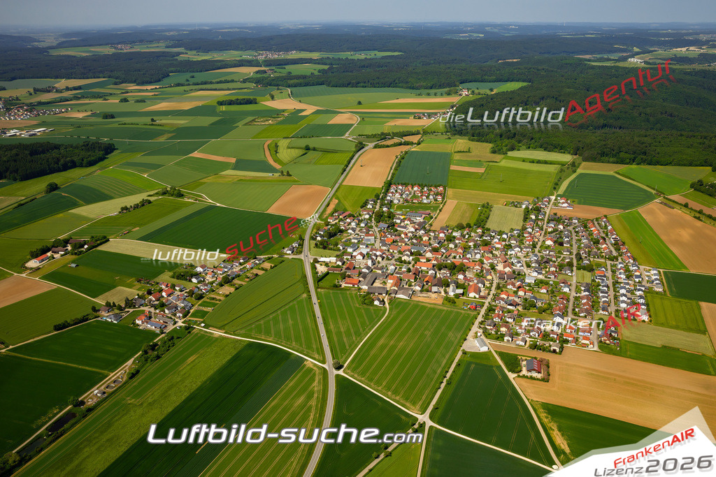 Das Luftbild zeigt Pietenfeld Adelschlag - Die Luftaufnahme wurde 2023 vom UL-Flugzeug aus erstellt ( keine Drohne ) - Hochauflösende Luftaufnahme - Für grossformatige Ausdrucke geeignet. Die Geschenkidee !Mit Lizenz und Bildrechte bestellbar