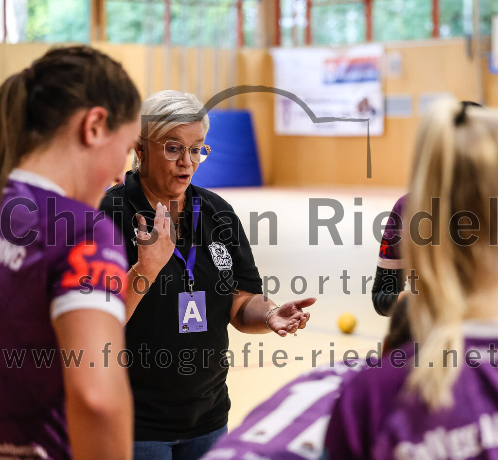 2024-10-13_029_SpVgg_Altenerding_gegen_SC_Freising | Erding, Deutschland, 13.10.2024:Handball, Bezirksoberliga Frauen Altbayern 2024 / 2024, 3. Spieltag, SpVgg Altenerding gegen SC Freising, Endergebnis: 26:35Trainer Christiane Kleine (SpVgg Altenerding)Foto: Christian Riedel / fotografie-riedel.net