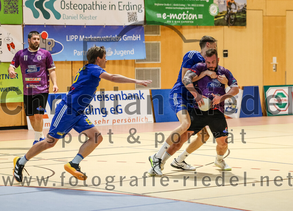 2024-10-13_081_SpVgg_Altenerding_gegen_SSG_Metten | Erding, Deutschland, 13.10.2024:Handball, Bezirksoberliga Männer 2024 / 2025, 4. Spieltag, SpVgg Altenerding gegen SSG Metten, Endergebnis: 40:22Christian Loris (SpVgg Altenerding, #11), Florian Sedlmeier (SSG Metten, #15), Sebastian Forster (SpVgg Altenerding, #13)Foto: Christian Riedel / fotografie-riedel.net