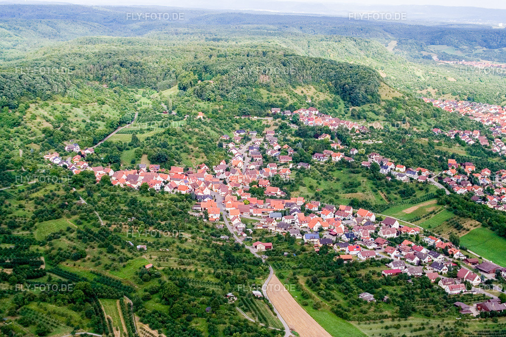Ortsansicht der Straßen und Häuser der Wohngebiete | Luftbild: Ortsansicht der Straßen und Häuser der Wohngebiete im Ortsteil Mönchberg in Herrenberg im Bundesland Baden-Württemberg in Deutschland. Foto: IMG_12259.jpg vom 02.08.2008 durch Werner Riehm/FLY-FOTO.de - Realisiert mit Pictrs.com