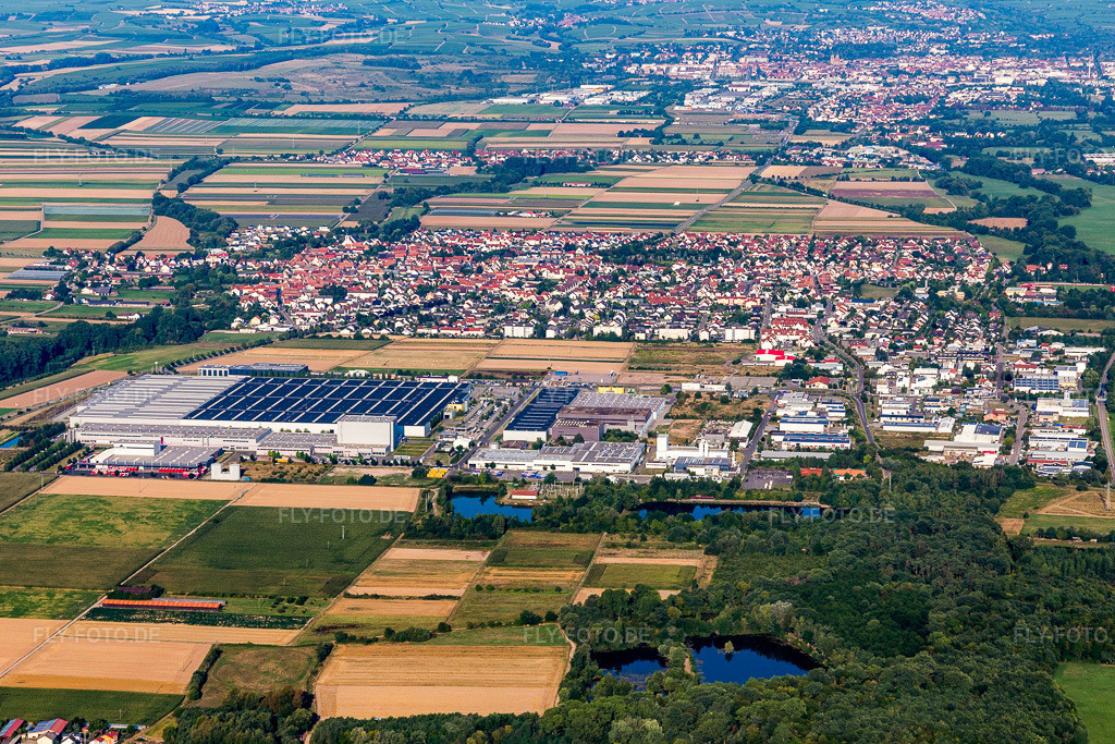Luftbild: Stadtgebiet mit Außenbezirken und Innenstadtbereich in Offenbach an der Queich im Bundesland Rheinland-Pfalz in Deutschland. Foto: IMG_109612.jpg vom 31.07.2018 durch Werner Riehm/FLY-FOTO.de