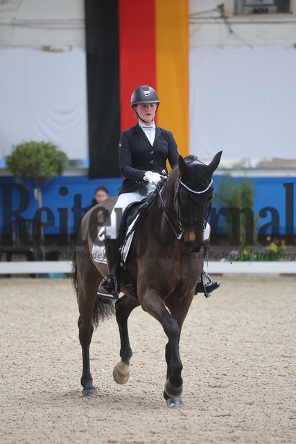 Pforzheim_2025_Prfg.Nr.12_Dressurprfg.Kl.M_Nürnberger-Burgpokal_Nina Bäuerle_Faithful Hope (13) | Alle Fotos der Reiterjournal Fotografin Doris Matthaes im Reiterjournal Online-Fotoshop. - Realisiert mit Pictrs.com