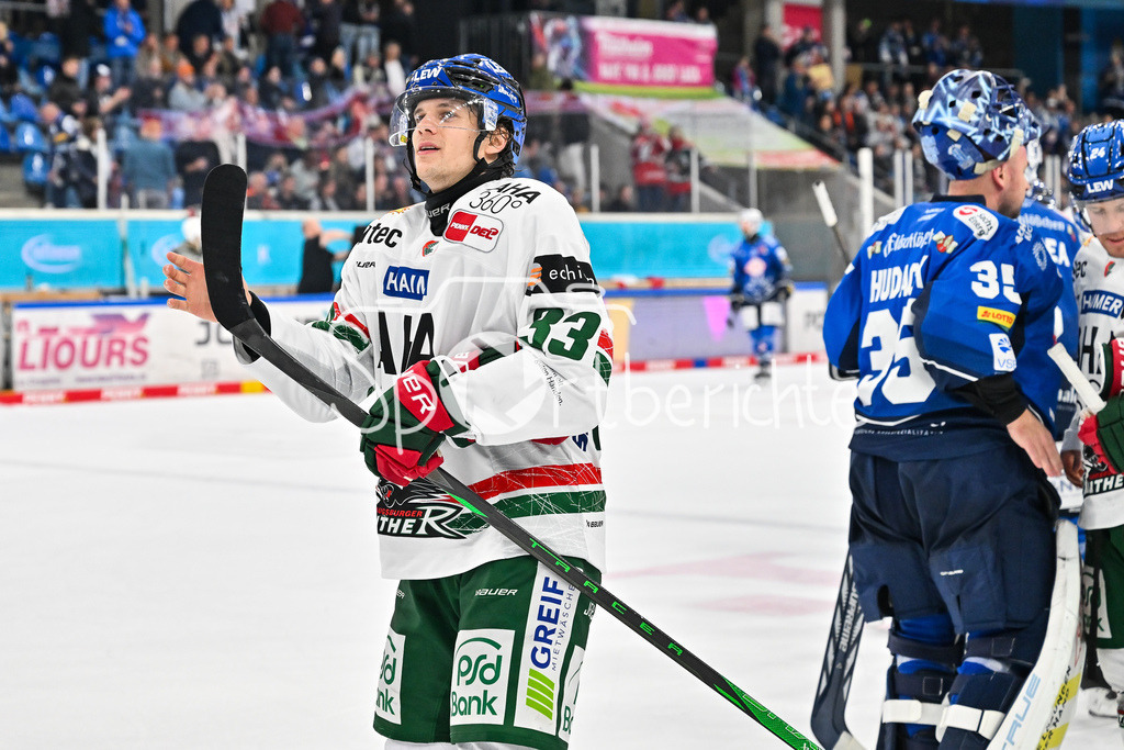 Dresdener Eislöwen - Augsburger Panther | Die Spieler der Panther feiern zusammen mit den Fans den Auswärtssieg in Dresden / DEL: Dresdener Eislöwen - Augsburger Panther; Joynext-Arena am 05.10.2025 / Tim WOHLGEMUTH (Augsburger Panther 33)