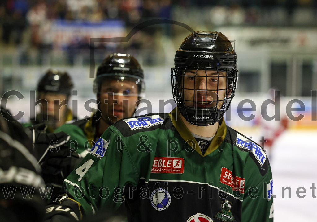 2023-03-03_066_TSV_Erding_gegen_ESC_Kempten | Erding, Deutschland, 03.03.2023:
Eishockey, Bayernliga Playoffs 2022 / 2023, Viertelfinale, TSV Erding gegen ESC Kempten, Endergebnis: 9:3

Simon Franz (Erding Gladiators, #4)

Foto: Christian Riedel / fotografie-riedel.net