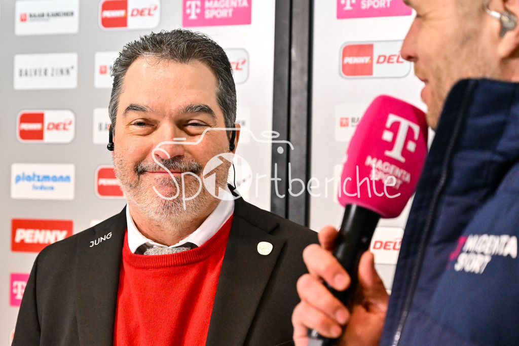 Iserlohn Roosters - Augsburger Panther | ein uebergluecklicher Larry MITCHELL Headcoach Augsburger Panther nach dem Spiel bei Magentasport / Magenta / DEL: Iserlohn Roosters - Augsburger Panther, Eissporthalle Iserlohn am 07.03.2025