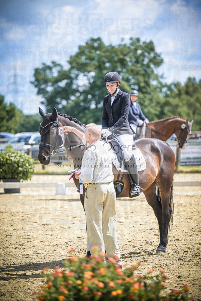 DOS_5587 | Entdecke hochwertige Reitturnierfotos von Foto Oger. Professionell, emotional und authentisch – jetzt Lieblingsmomente im Shop bestellen.Deutschlandweite Turnierfotografie. - Realisiert mit Pictrs.com