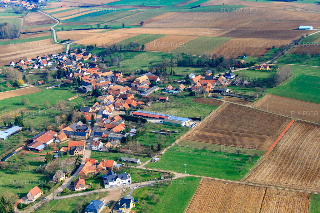 Vue aérienne: Vue de la ville depuis l'ouest à Geiswiller dans le département Bas Rhin, France – .Photo: IMG_38585.jpg prise le 20/03/2011 par Werner Riehm/FLY-FOTO.eu – Résolution de l'original: 4752 x 3168 px