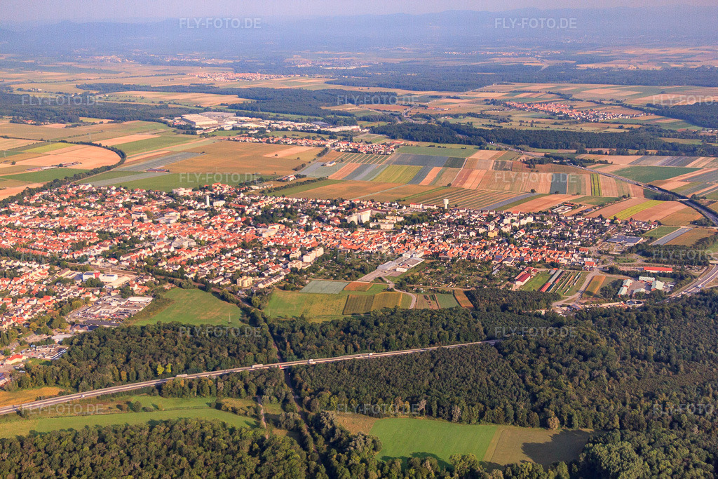 Luftbild: Stadtübersicht von Südosten in Kandel im Bundesland Rheinland-Pfalz in Deutschland. Foto: IMG_52934.jpg vom 05.09.2012 durch Werner Riehm/FLY-FOTO.de