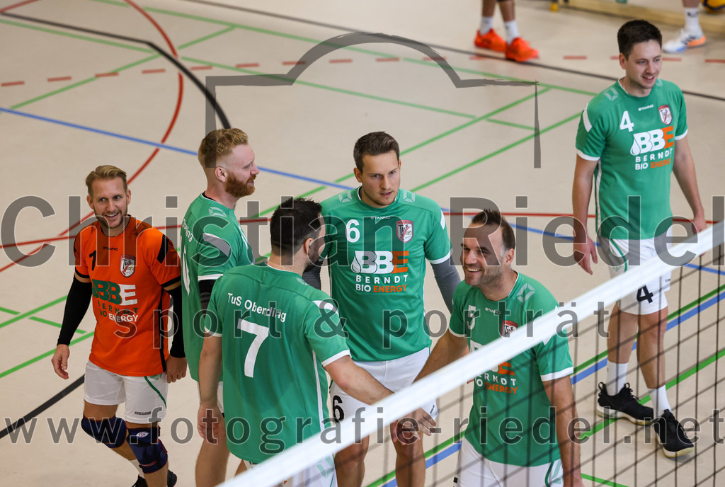 2022-11-12_030_TuS_Oberding_gegen_SC_Freising_II | Oberding, Deutschland, 12.11.2022:
Volleyball, Bezirksliga Ost 2022 / 2023, 7. Spieltag, TuS Oberding gegen MTV Pfaffenhofen II, Endergebnis: 3:2

Bernd Walter (TuS Oberding, #1), Benedikt Lösch (TuS Oberding, #10), Christian Sieracki (TuS Oberding, #7), Oliver Pelz (TuS Oberding, #6), Andre Paul (TuS Oberding, #5), Peter Koch (TuS Oberding, #4)

Foto: Christian Riedel / fotografie-riedel.net