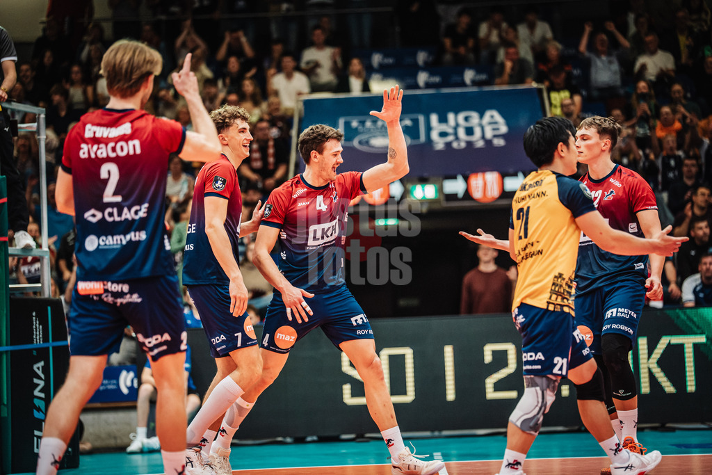Volleyball | Herren | Saison 2025/2026 | Volleyball Ligacup | Finale | SVG Lüneburg vs. Berlin Recycling Volleys | 12.10.2024 | Jubel bei Lüneburg v.l. Daniel Gruvaeus (#2, SVG Lüneburg), Joscha Kunstmann (#7, SVG Lüneburg), Christopher Byam (#4, SVG Lüneburg), Sho Takahashi (#21, SVG Lüneburg) und Santeri Välimaa (#12, SVG Lüneburg)