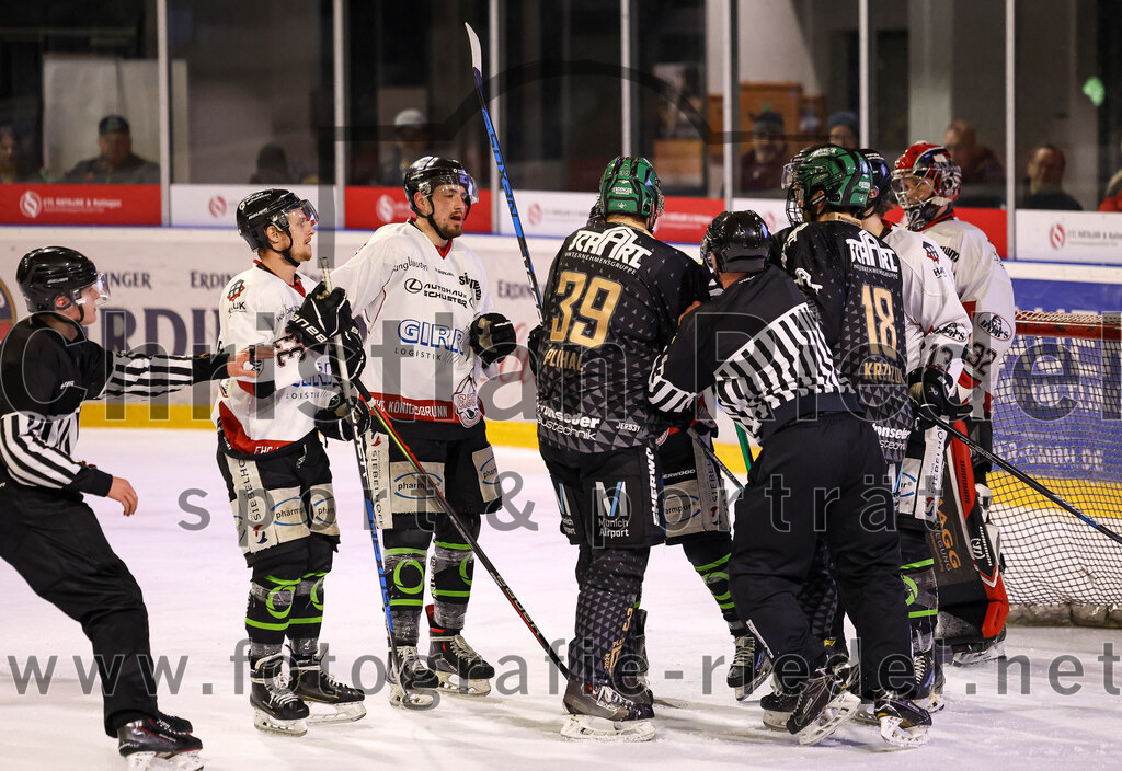 2024-03-08_111_TSV_Erding_gegen_EHC_Koenigsbrunn | Erding, Deutschland, 08.03.2024:
Eishockey, Bayernliga Playoffs 2023 / 2024, 1. Spieltag, TSV Erding gegen EHC Königsbrunn, Endergebnis: 3:0

Peter Brückner (EHC Königsbrunn, #33), Thomas Plihal (Erding Gladiators, #39), Daniel Krzizok (Erding Gladiators, #18), Luca Szegedin (EHC Königsbrunn, #13), Torwart Stefan Vajs (EHC Königsbrunn, #32)

Foto: Christian Riedel / fotografie-riedel.net