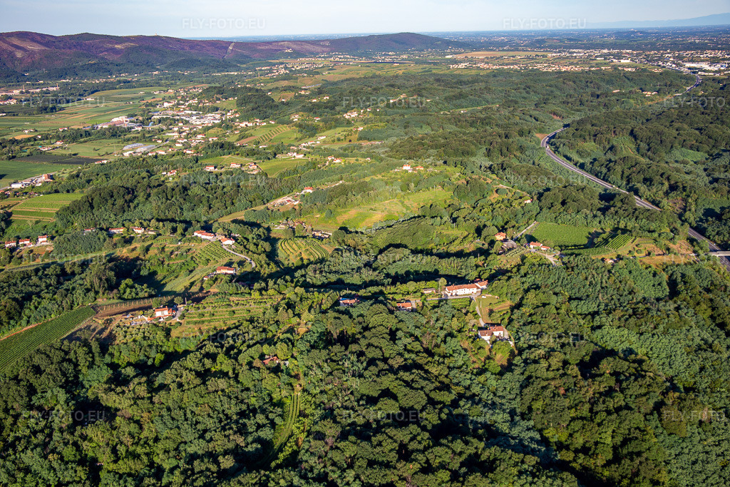 Vue aérienne: Lijak et la vallée de Vipava jusqu'à l'ouest à le quartier Vogrsko in Renče-Vogrsko dans le département Slovénie, Slovénie. Photo: IMG_137439.jpg prise le 14/07/2023 par Werner Riehm/FLY-FOTO.eu – Résolution de l'original: 5472 x 3648 px