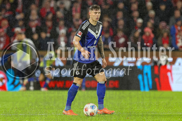 1. FC Köln vs Hamburger SV - 1. Bundesliga  | Köln, Deutschland, 02.11.25:   Nicolai Remberg (Hamburger SV) in Aktion am Ball, Einzelaktion waehrend des Spiels der Bundesliga zwischen  1. FC Köln vs Hamburger SV in der RheinEnergieStadion(Foto von Brauer-Fotoagentur / Adrian Schlueter)