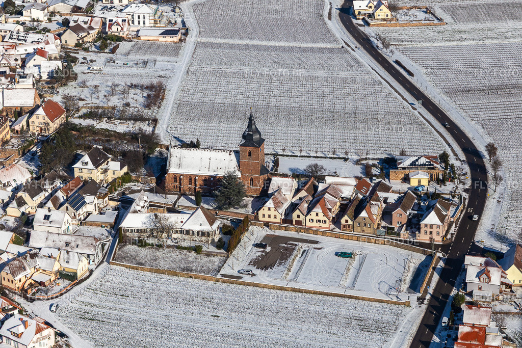 Winterlich schneebedeckte Kirchengebäude der Katholischen Pfarrkirche Maria Heimsuchung, Das Weinhaus Vinothek Meßmer, Ritterhof zur Rose | Luftbild: Winterlich schneebedeckte Kirchengebäude der Katholischen Pfarrkirche Maria Heimsuchung, Das Weinhaus Vinothek Meßmer, Ritterhof zur Rose in Burrweiler im Bundesland Rheinland-Pfalz in Deutschland. Foto: IMG_124510.jpg vom 11.02.2021 durch ©2025 Werner Riehm fly-foto.de/copyright - Realisiert mit Pictrs.com