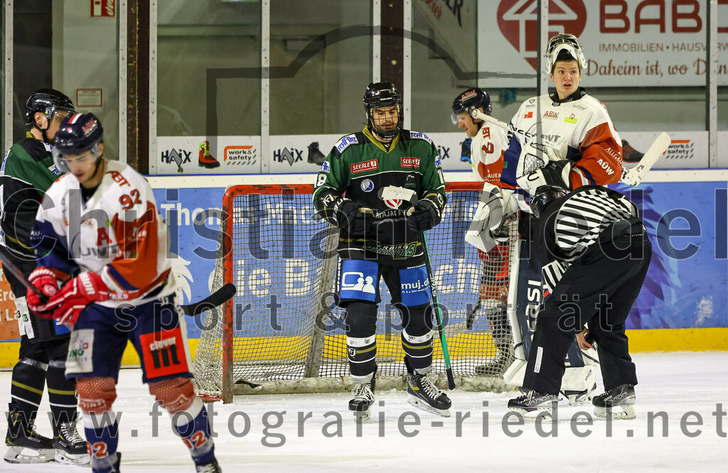 2023-03-07_058_TSV_Erding_gegen_ESC_Kempten | Erding, Deutschland, 07.03.2023:
Eishockey, Bayernliga Playoffs 2022 / 2023, Viertelfinale, TSV Erding gegen ESC Kempten, Endergebnis: 9:3

Maximilian Schäffler (ESC Kempten, #92), Daniel Krzizok (Erding Gladiators, #18), Torwart David Blaschta (ESC Kempten, #1)

Foto: Christian Riedel / fotografie-riedel.net
