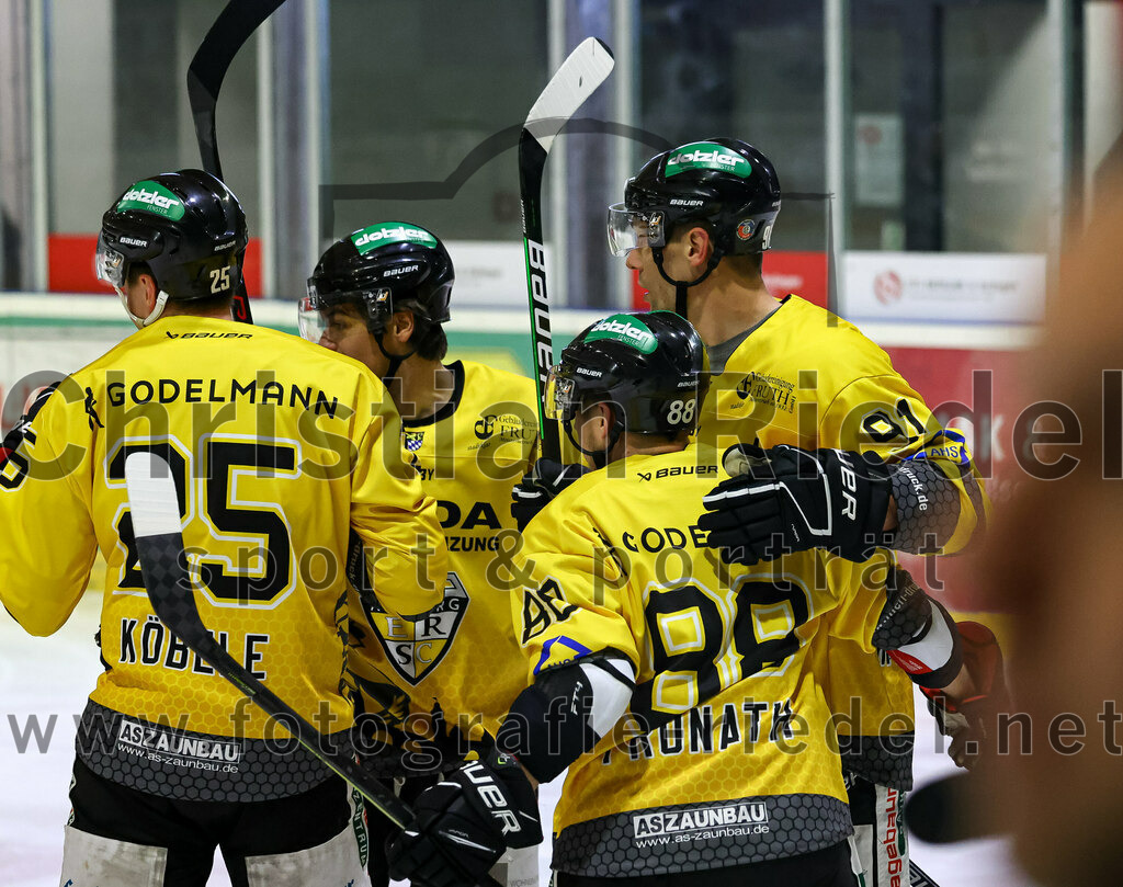 2022-11-20_025_TSV_Erding_gegen_ERSC_Amberg | Erding, Deutschland, 20.11.2022:
Eishockey, Bayernliga 2022 / 2023, 15. Spieltag, TSV Erding gegen ERSC Amberg, Endergebnis: 5:1

Felix Köbele (ERSC Amberg, #25), Marco Pronath (ERSC Amberg, #88), Michael Kirchberger (ERSC Amberg, #91)

Foto: Christian Riedel / fotografie-riedel.net