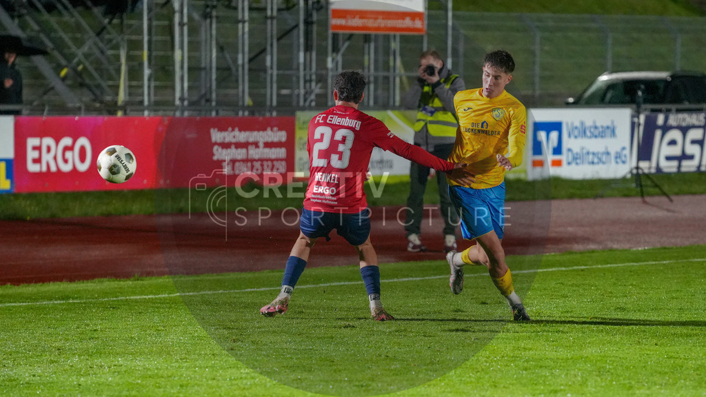 Fußball, Herren, Saison 2025/2026, Regionalliga Nordost, 12. Spieltag, FC Eilenburg vs. FSV 63 Luckenwalde, Freitag 17.10.2025, Ilburgstadion Eilenburg, | Fußball, Herren, Saison 2025/2026, Regionalliga Nordost, 12. Spieltag, FC Eilenburg vs. FSV 63 Luckenwalde, Freitag 17.10.2025, Ilburgstadion Eilenburg, Im Bild: Aaron Henkel (l. Eilenburg) und Mike Bachmann (r. Luckenwalde) - Realisiert mit Pictrs.com
