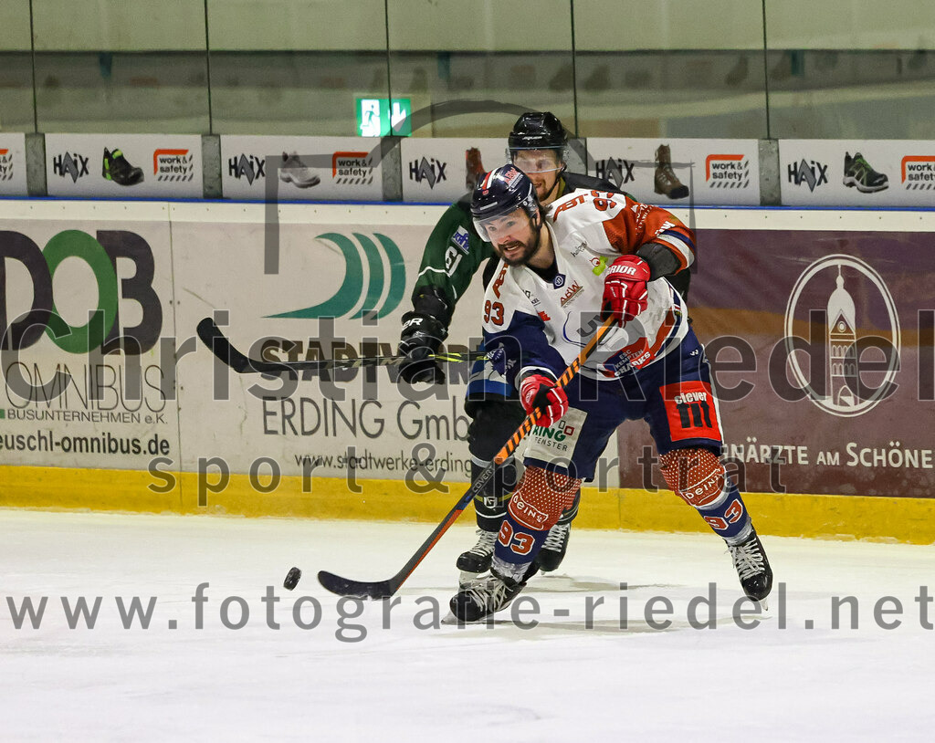 2023-03-07_043_TSV_Erding_gegen_ESC_Kempten | Erding, Deutschland, 07.03.2023:
Eishockey, Bayernliga Playoffs 2022 / 2023, Viertelfinale, TSV Erding gegen ESC Kempten, Endergebnis: 9:3

Roni Rukajärvi (Erding Gladiators, #61), Lars Grözinger (ESC Kempten, #93)

Foto: Christian Riedel / fotografie-riedel.net