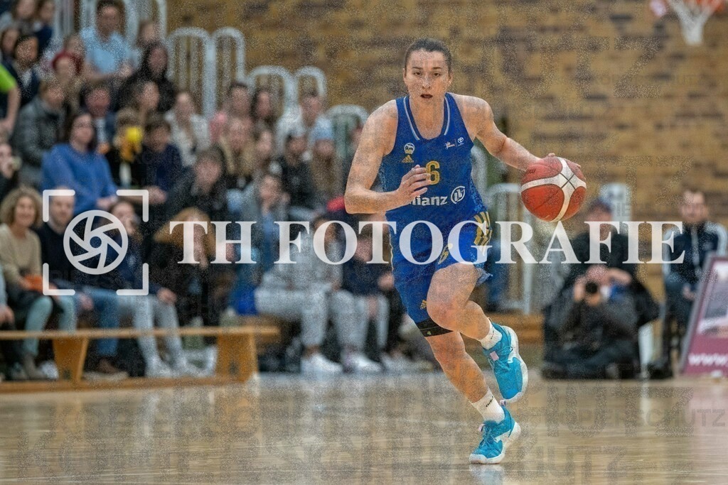 GER, Eisvoegel USC Freiburg - Alba Berlin, Basketball, Toyota Damen Basketball Bundesliga, 6. Spieltag, Saison 2022/2023, 12.11.2022 | Am Ball Tessa Stammberger (Alba Berlin Frauen, #06)

GER, Eisvoegel USC Freiburg - Alba Berlin, Basketball, Toyota Damen Basketball Bundesliga, 6. Spieltag, Saison 2022/2023, 12.11.2022

Foto: THF Sport/Thomas Heß