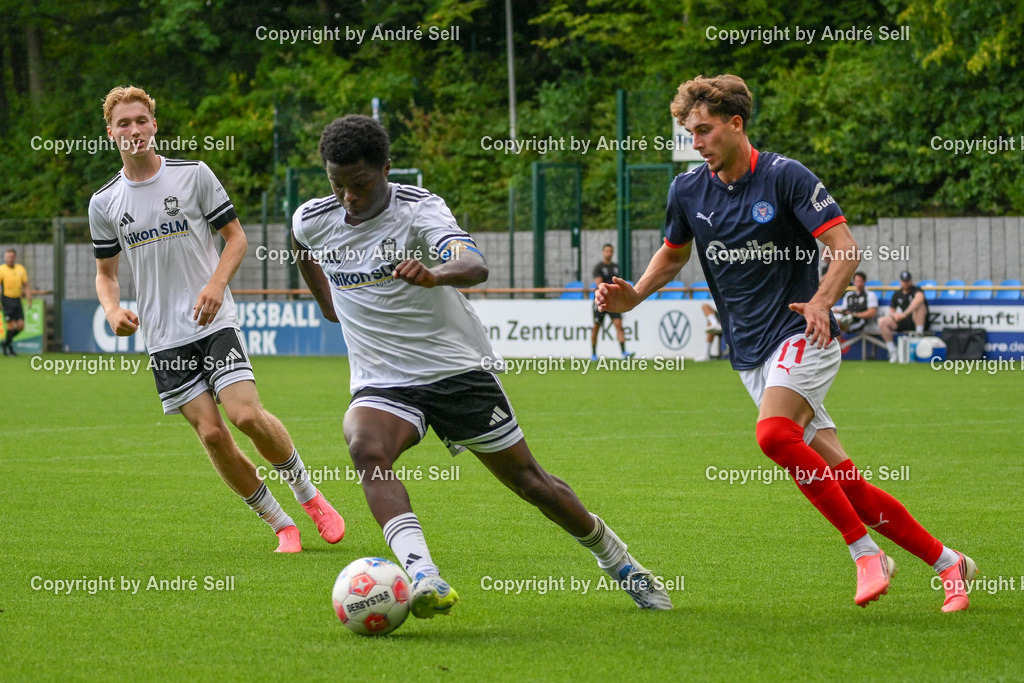Holstein Kiel II vs 1. FC Phönix Lübeck II | Jorden Winter (Holstein #11) vs Boamah Seibt (Phönix #5) / Fußball-Oberliga Männer 2026/2027 / Holstein Kiel II vs 1. FC Phönix Lübeck II / Citti Fussball Park - Projensdorf / Kiel / 08.08.26 - Realisiert mit Pictrs.com