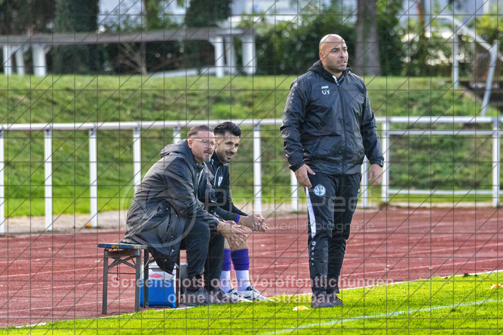 20261010_155049_0172-Bearbeitet_(c)_by_PhotoPeet | #,1.FC Eislingen (weiß) vs. TSV Bernhausen (lila), Fussball, Landesliga 2 - wfv, 11. Spieltag, Saison 2026/2027, Rasenplatz, Eichbachstation, Haldenstraße, 73054 Eislingen, 10.10.2026 - 15:30 Uhr,Foto: PhotoPeet / Sport- &amp; Eventfotografie / Peter Harich