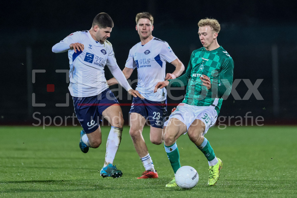 Fussball, Regionalliga Nord, SV Werder Bremen II - VfB Oldenburg | v.li.: Adem Podrimaj (VfB Oldenburg, 6) und Leon Opitz (SV Werder Bremen II, 35) im Zweikampf, Duell, Dynamik, Aktion, Action, Spielszene