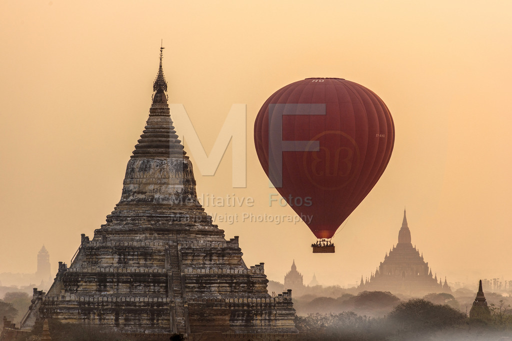MW0115-1803 | Myanmar: Ballon zwischen den Tempeln in Bagan

 - Realisiert mit Pictrs.com