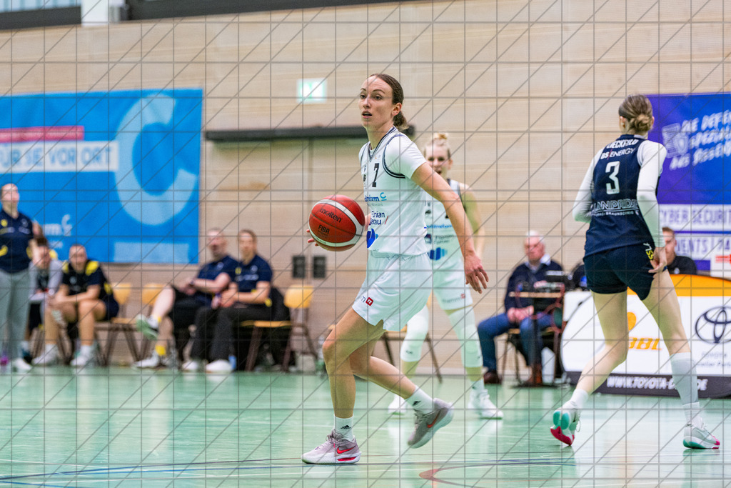 2. DBBL Nord 25/26 | Spieltag 08 | BBC Osnabrück vs. LionPride Braunschweig | 16.11.25: 2. DBBL Nord 25/26 | Spieltag 08 | BBC Osnabrück vs. LionPride Braunschweig / Osnabrück / Deutschland  //   CREDIT:www.bullenfotos.de, Martin König, Hörner Weg 40, D-49078 Osnabrück, +4917663732967 // Nutzung und Weitergabe nur zu den vereinbarten Zwecken. Presseanfragen an Ersteller. Alle Rechte beim Ersteller. Honorierung nach MFM. - Realisiert mit Pictrs.com