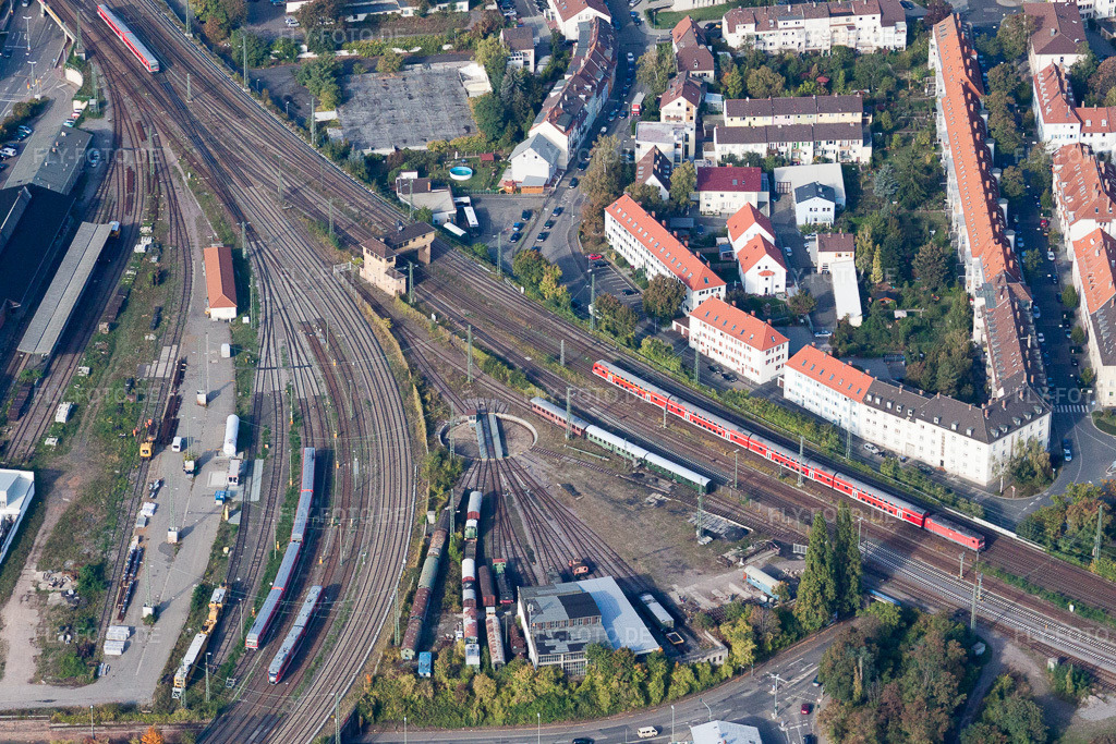 Luftbild: Streckenführung der Bahn- Kreuzung der Schienen- und Gleisanlagen der Deutschen Bahn in Neustadt an der Weinstraße im Bundesland Rheinland-Pfalz in Deutschland. Foto: IMG_22075.jpg vom 15.10.2009 durch Werner Riehm/FLY-FOTO.de