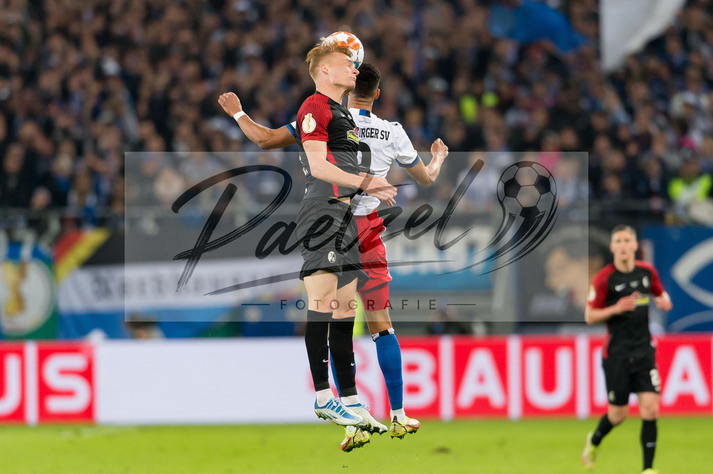 HSVSCF20220419_333 | Fussball, Herren: Philipp Lienhart (SC Freiburg) und Robert Glatzel (Hamburger SV) im Zweikampf beim DFB-Pokal-Halbfinalspiel zwischen Hamburger SV und SC Freiburg im Volksparkstadion am 19.04.2022 in Hamburg, Deutschland.DFB / DFL REGULATIONS PROHIBIT ANY USE OF PHOTOGRAPHS AS IMAGE SEQUENCES AND/OR QUASI-VIDEO. - Realisiert mit Pictrs.com