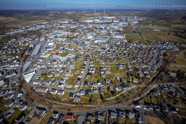 Brilon220303187 | Luftbild, Wohngebiet und Gewerbegebiet zwischen Freiladestraße und Keffelker Straße mit Bahnhof Brilon sowie Gewerbegebiet Hinterm Gallberg, Brilon, Sauerland, Nordrhein-Westfalen, Deutschland