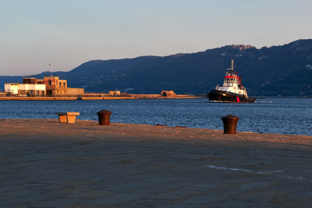 Schleppschiff fährt aus dem Hafen | Triest, Austria - March 10, 2022: Schleppschiff fährt aus dem Hafen. - Realisiert mit Pictrs.com