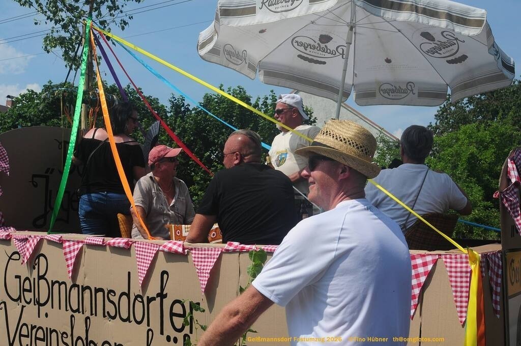 Geißmannsdorf-2026-Festumzug-192 | Festumzug in Geißmannsdorf bei Bischofswerda im Juni 2026. Fotografische Eindrücke und Momentaufnahmen vom Festumzug anläßlich des 800-jährigen Bestehens von Geißmannsdorf - mit Teilnehmern und Gästen, Strohpuppen und geschmückten Vorgärten und Grundstücken - Realisiert mit Pictrs.com