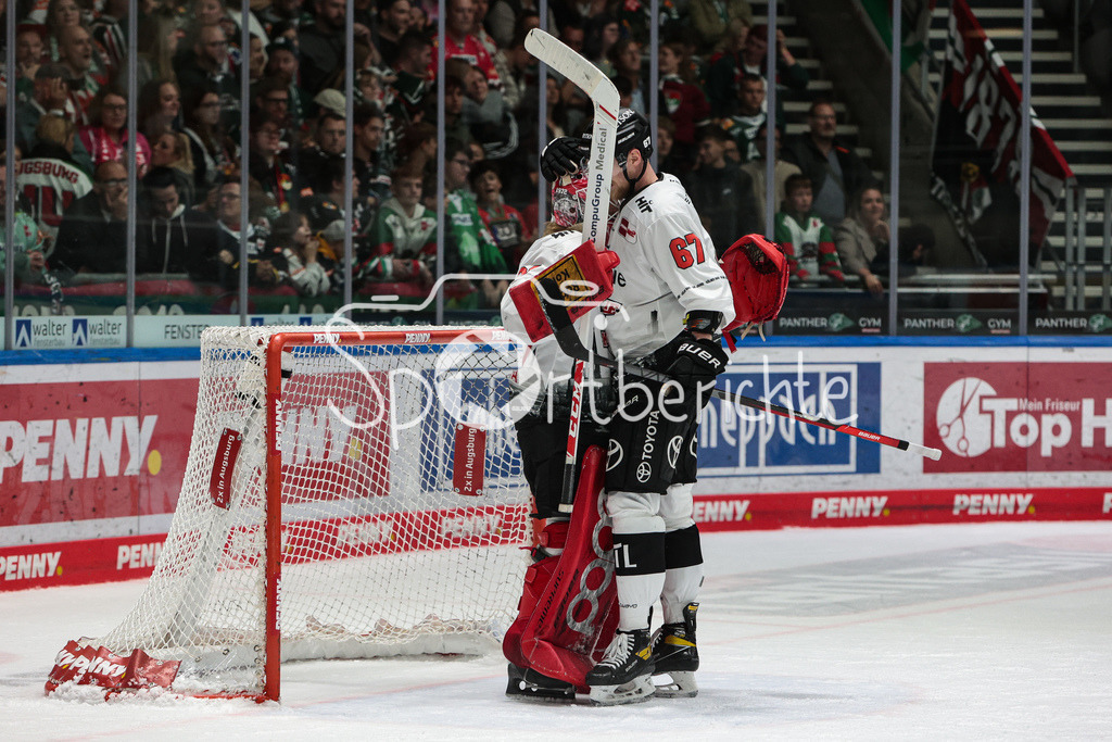 Augsburger Panther - Koelner Haie  | Die Haie spieler freuen sich ueber den Sieg in Augsburg / Mirko PANTKOWSKI (KEC #30) und Stanislav DIETZ (KEC #67)