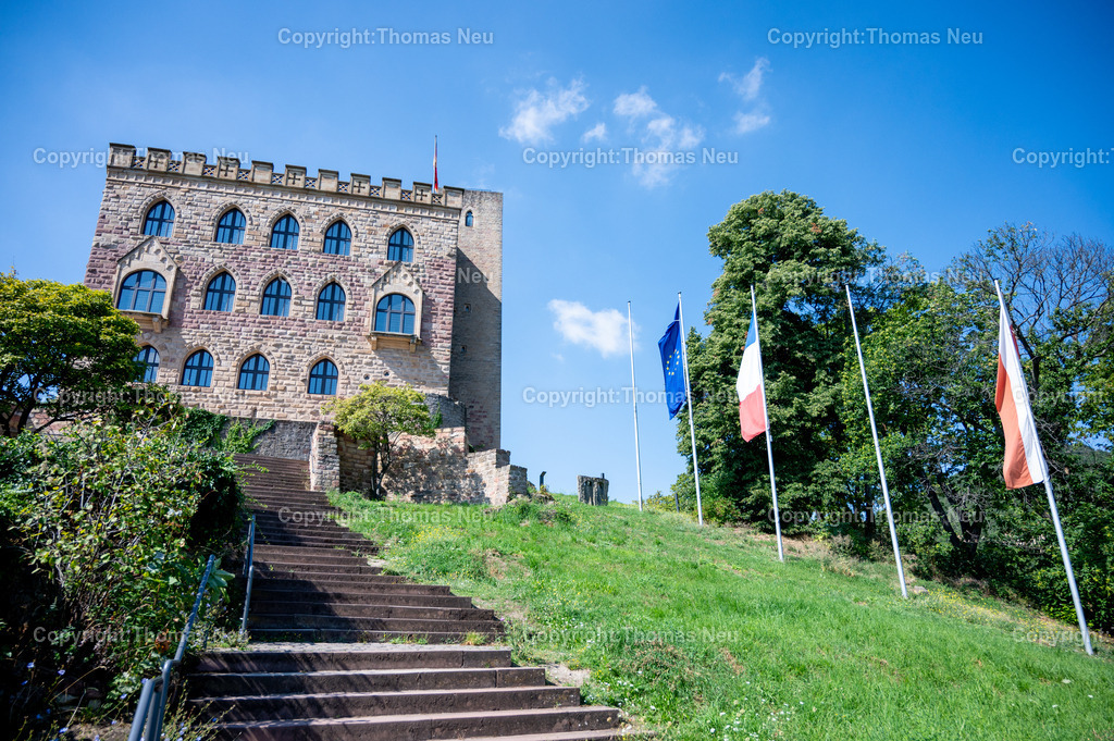 Hambacher-Schloss-Neustadt-Pfalz-Fotografie-Thomas_Neu_1 | Das Hambacher Schloss oberhalb von Neustadt an der Weinstraße gehört zu den bedeutendsten historischen Orten in Deutschland. Als Schauplatz des Hambacher Festes von 1832 steht es bis heute für die frühen demokratischen Bestrebungen im Land.