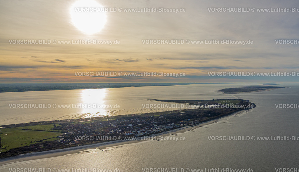 Friesland251106367Wangerooge | Luftbild, Wangerooge Zentrum und Westseite im Gegenlicht, Fernsicht mit Sonne am Horizont, Wangerooge, Norddeutschland, Ostfriesland, Niedersachsen, Deutschland
